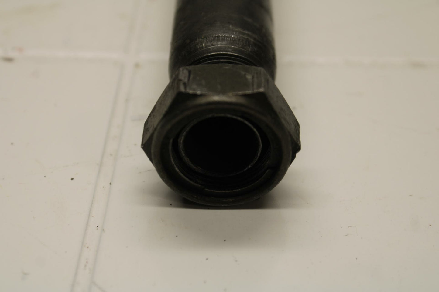 01-05 YAMAHA FZS1000 REAR AXLE BACK WHEEL RIM PIVOT BOLT AXEL BB 04