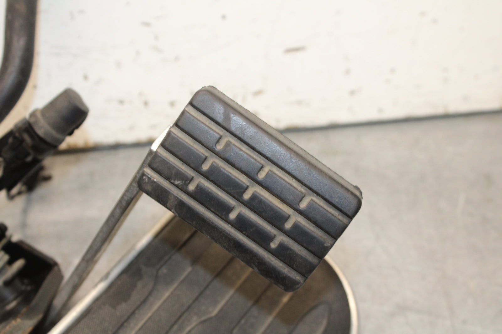 99-00 YAMAHA V STAR 1100 RIGHT FRONT FOOT REST PEG STEP BB711