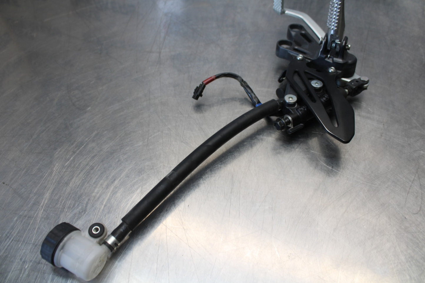 22-25 YAMAHA YZF R7 RIGHT REARSET REAR SET DRIVER FOOT PEG REST STOP BB176