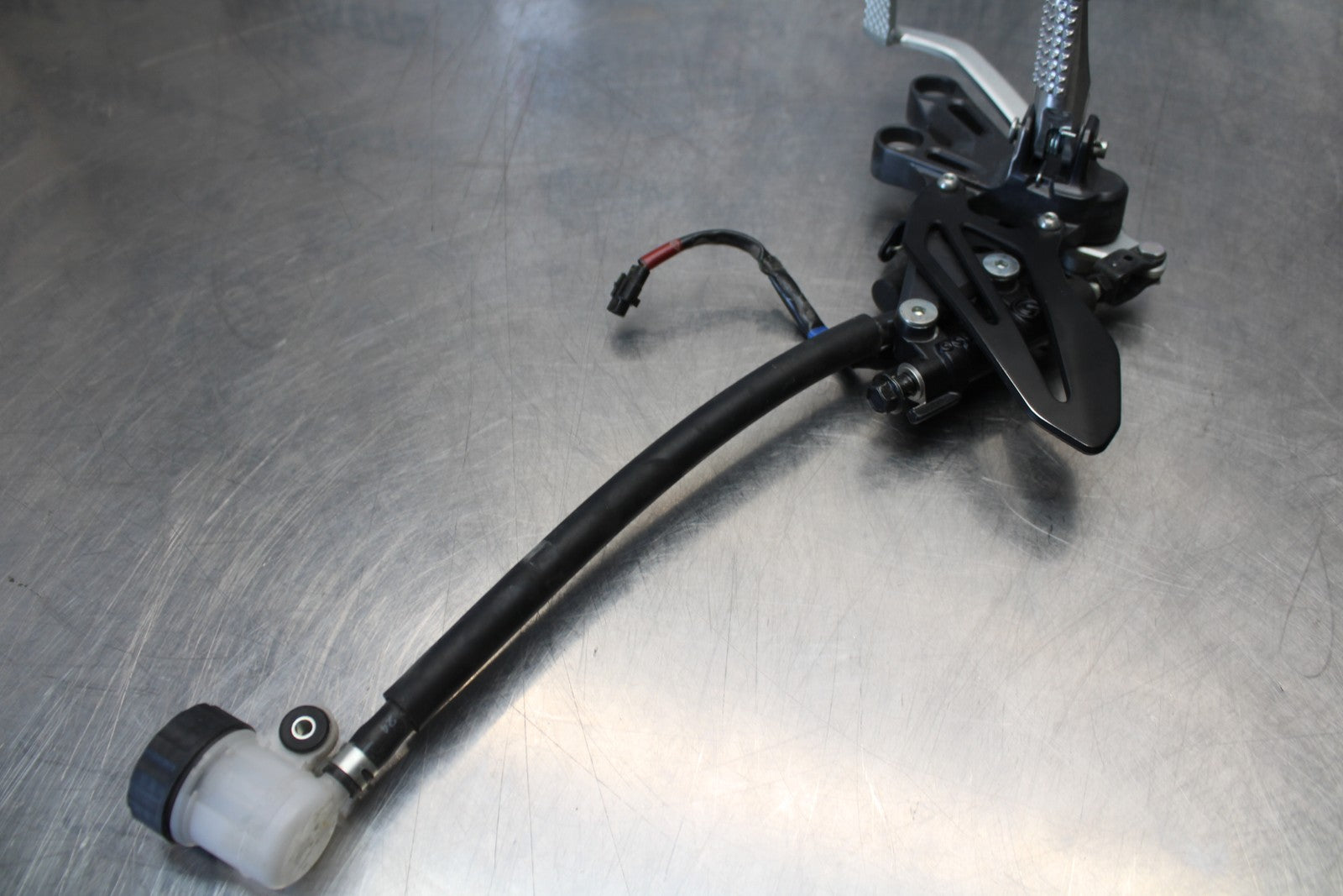 22-25 YAMAHA YZF R7 RIGHT REARSET REAR SET DRIVER FOOT PEG REST STOP BB176