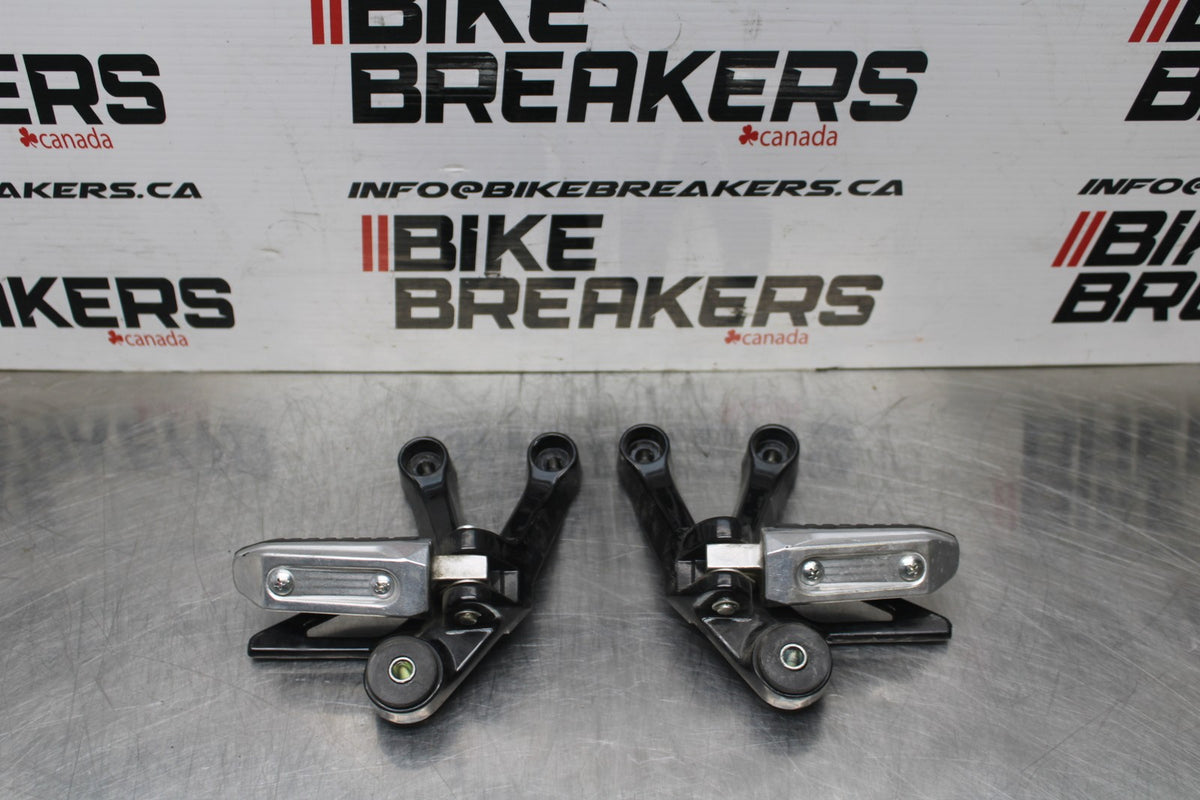 15 SUZUKI GW250F REAR BACK PASSENGER PEG SET PAIR BB789