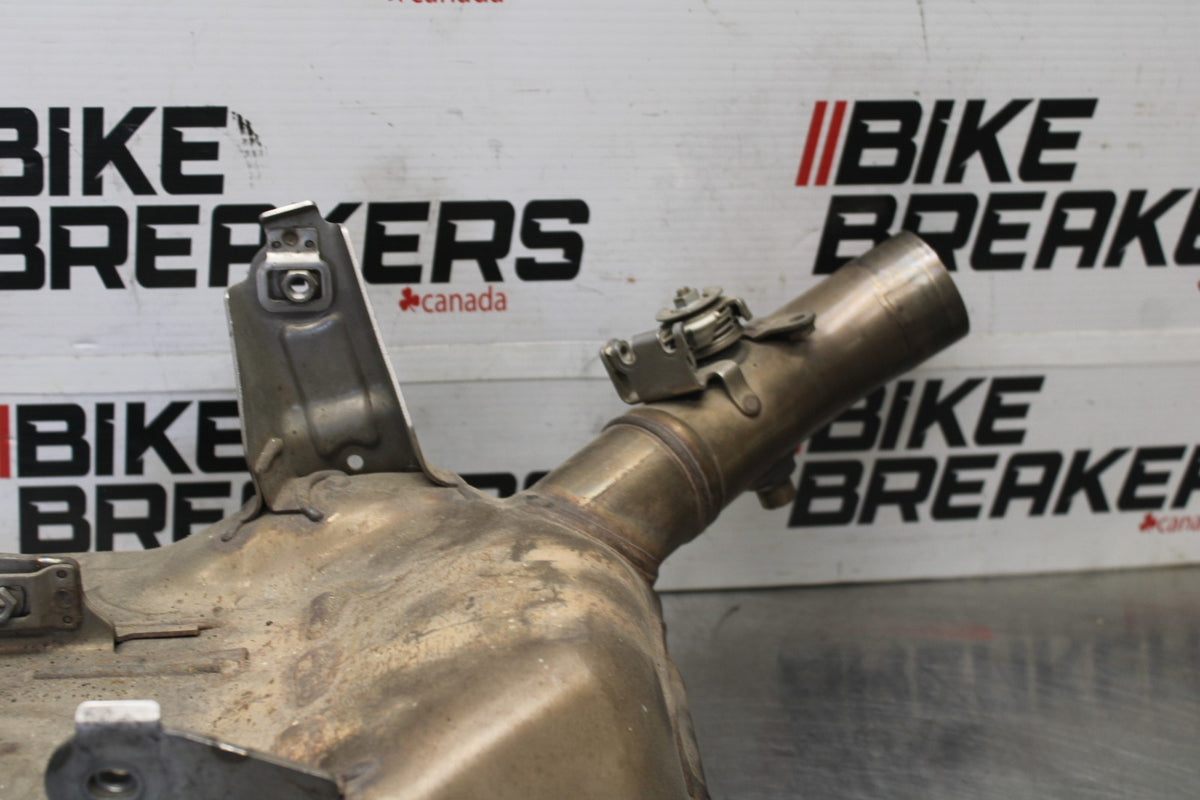 17 YAMAHA FZ10 EXHAUST MIDPIPE MID MIDDLE PIPE BB00