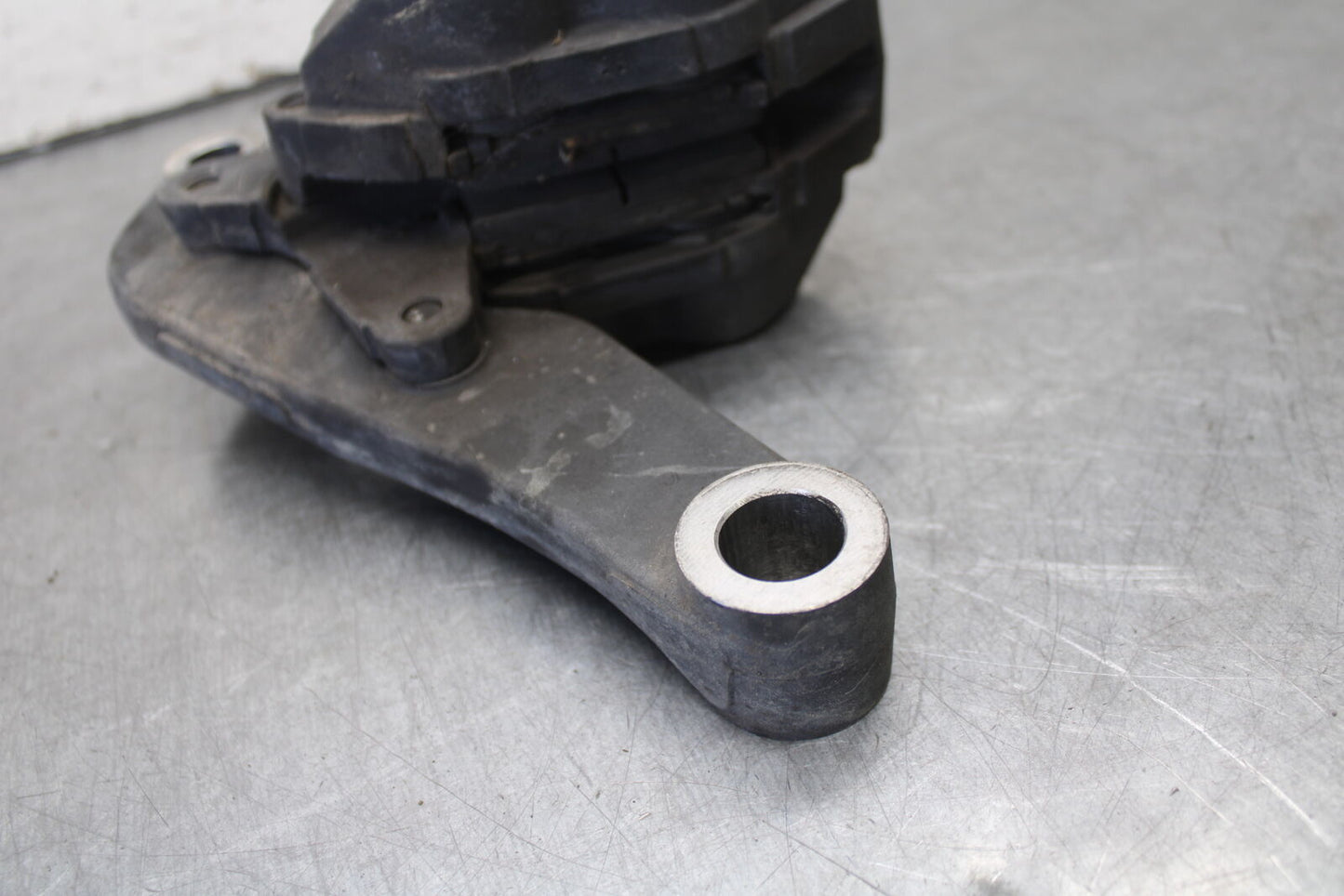 05-09 SUZUKI BOULEVARD C90 REAR BACK BRAKE CALIPER W MOUNT BRACKET BB692