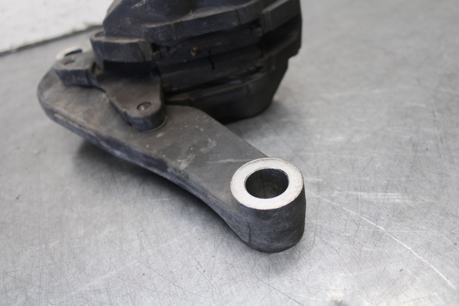 05-09 SUZUKI BOULEVARD C90 REAR BACK BRAKE CALIPER W MOUNT BRACKET BB692