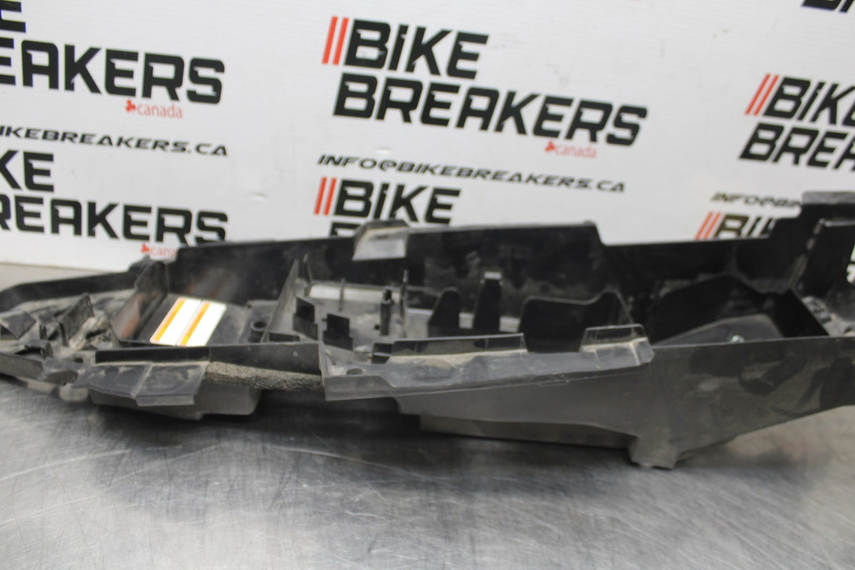 16 YAMAHA XSR900 REAR BACK TAIL UNDERTAIL BATTERY TRAY PLASTIC BB786
