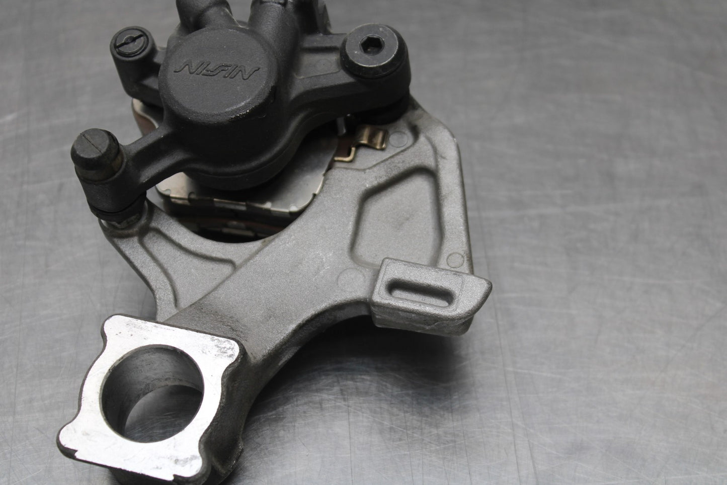 07 SUZUKI GSXR1000 REAR BACK BRAKE CALIPER W MOUNT BRACKET BB770
