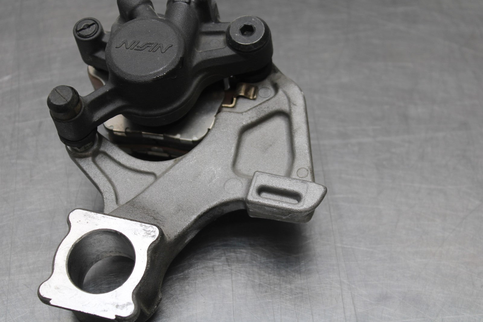 07 SUZUKI GSXR1000 REAR BACK BRAKE CALIPER W MOUNT BRACKET BB770