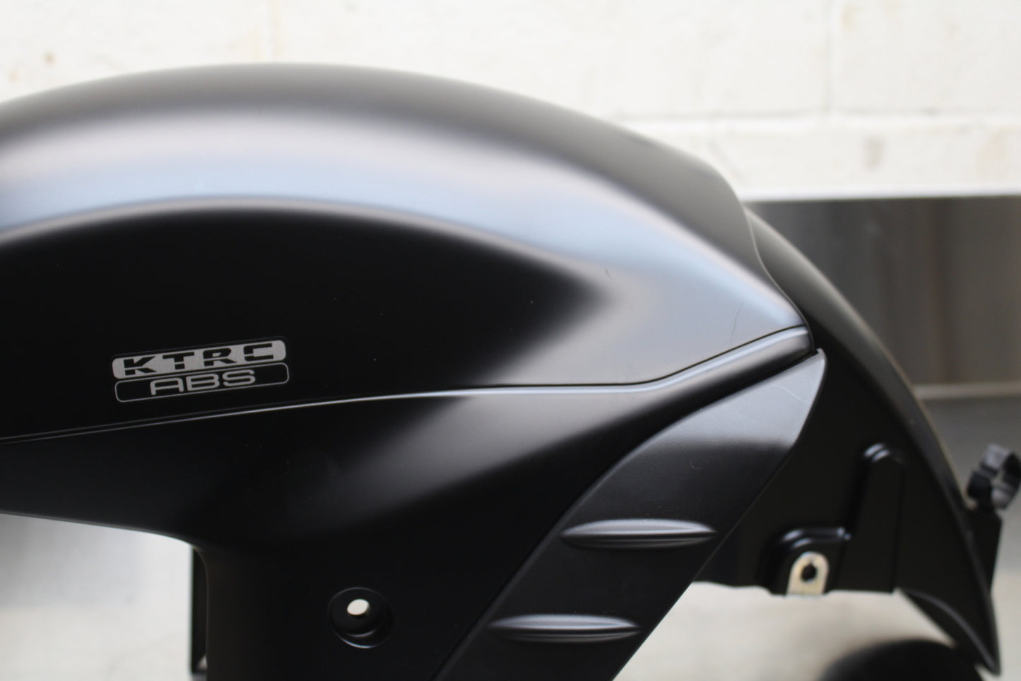 23-24 KAWASAKI NINJA ZX14R FRONT WHEEL FENDER COWL FAIRING BB141