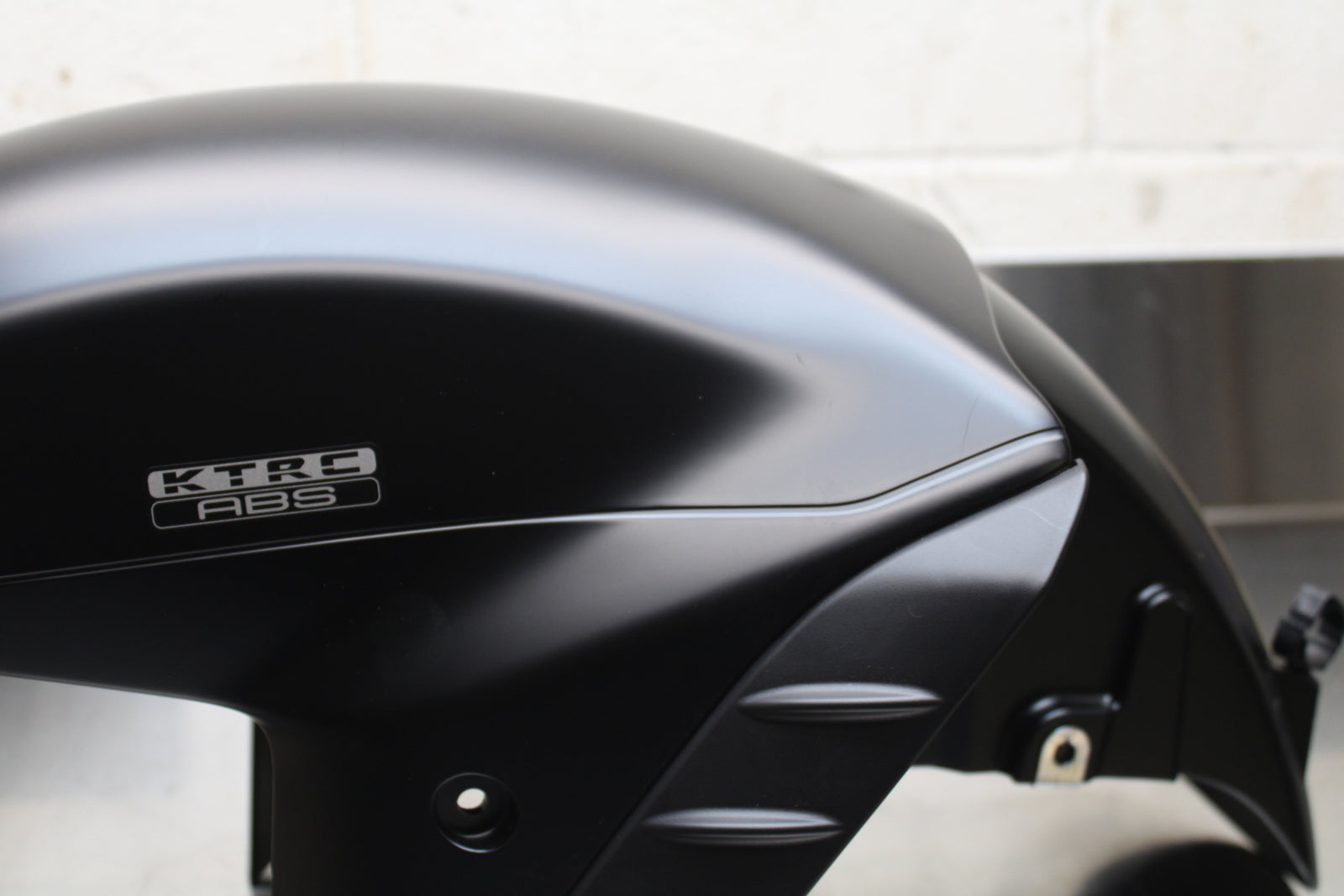 23-24 KAWASAKI NINJA ZX14R FRONT WHEEL FENDER COWL FAIRING BB141