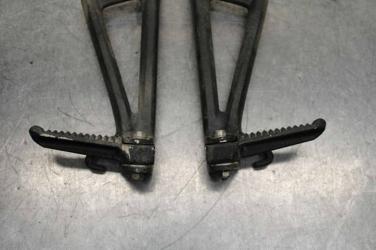 06-07 YAMAHA YZF R6 REAR BACK PASSENGER PEG SET PAIR BB742