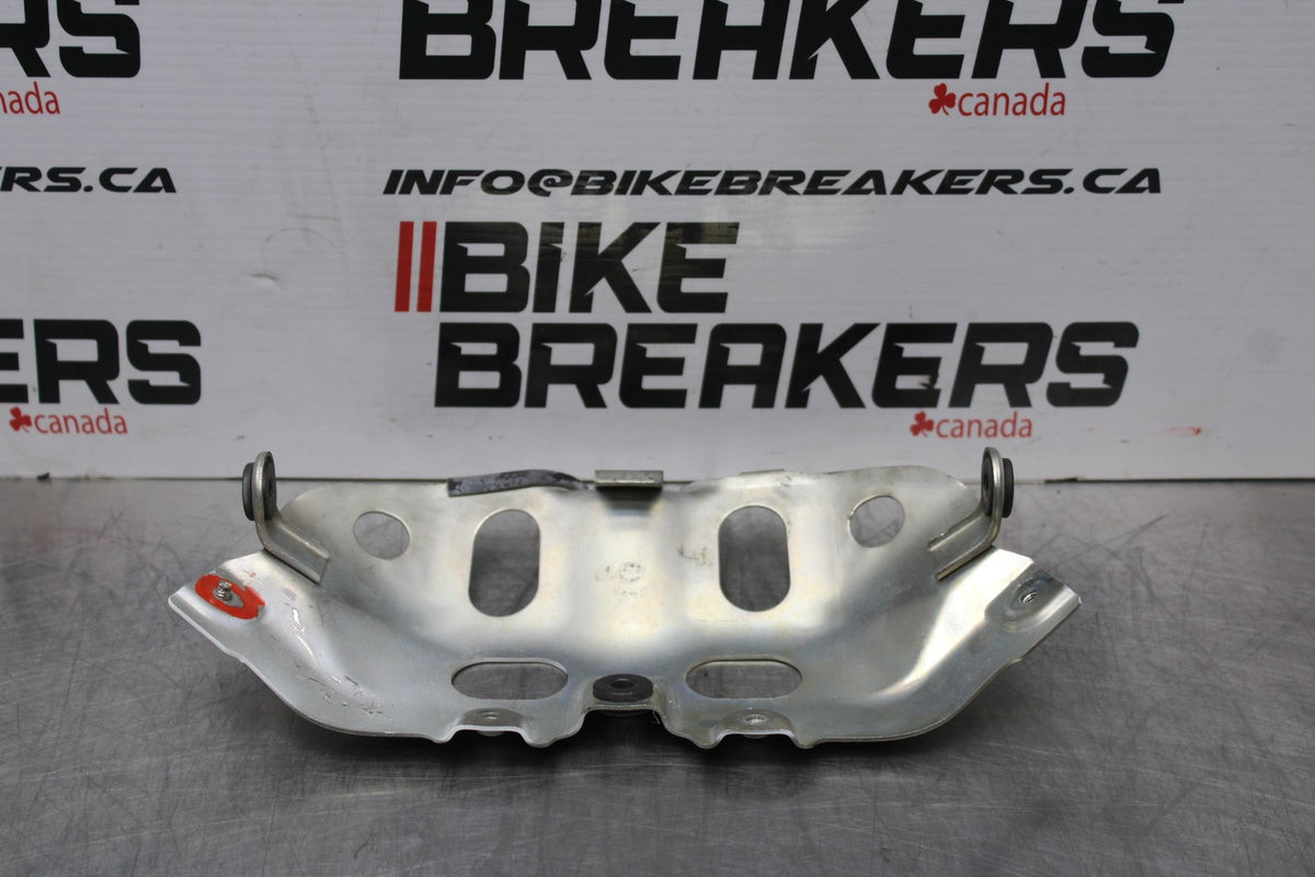 07 SUZUKI GSXR1000 FRONT GAS TANK FUEL CELL FAIRING COWL MOUNT BRACKET BB770