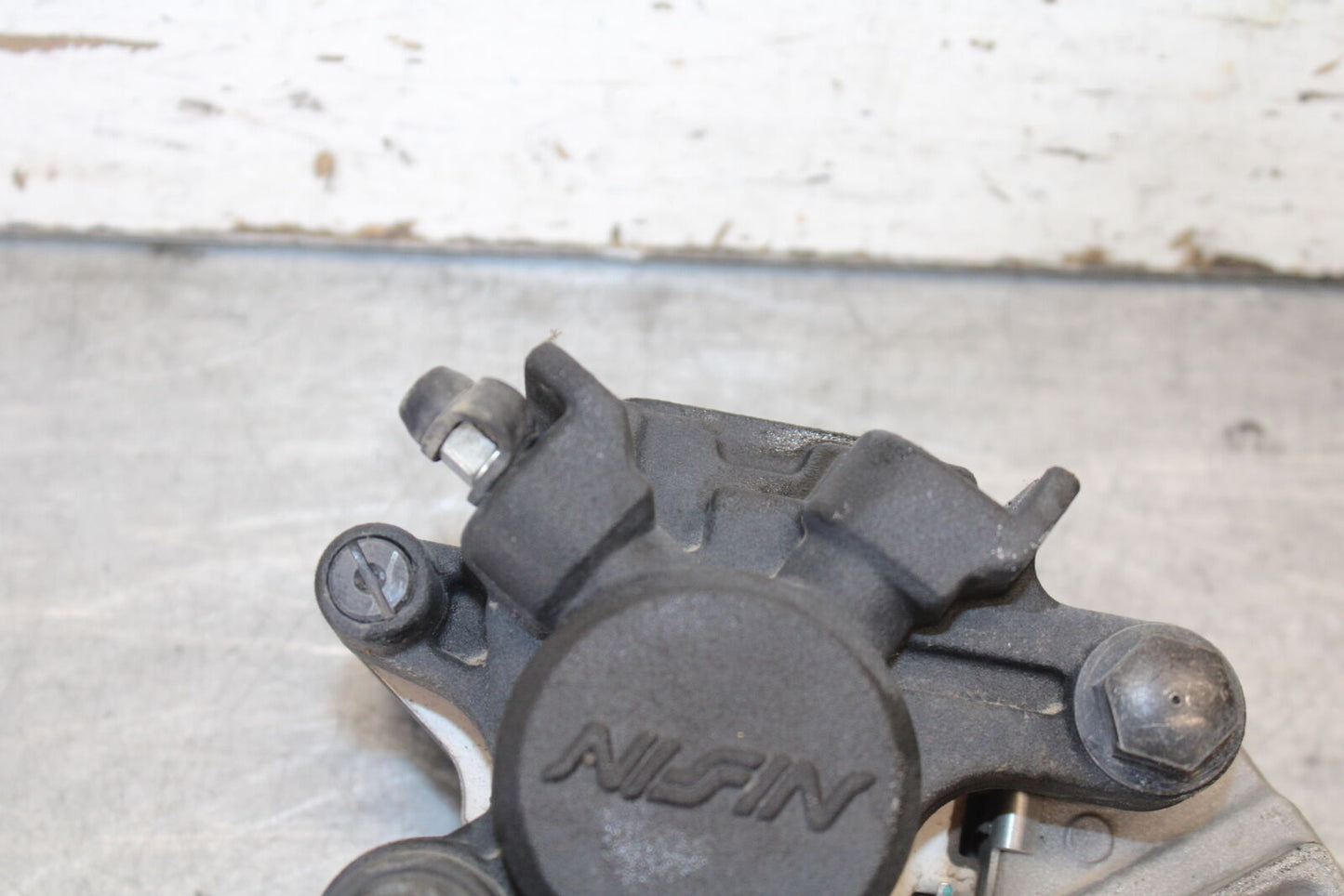 09-14 YAMAHA YZF R1 REAR BACK BRAKE CALIPER W MOUNT BRACKET BB696