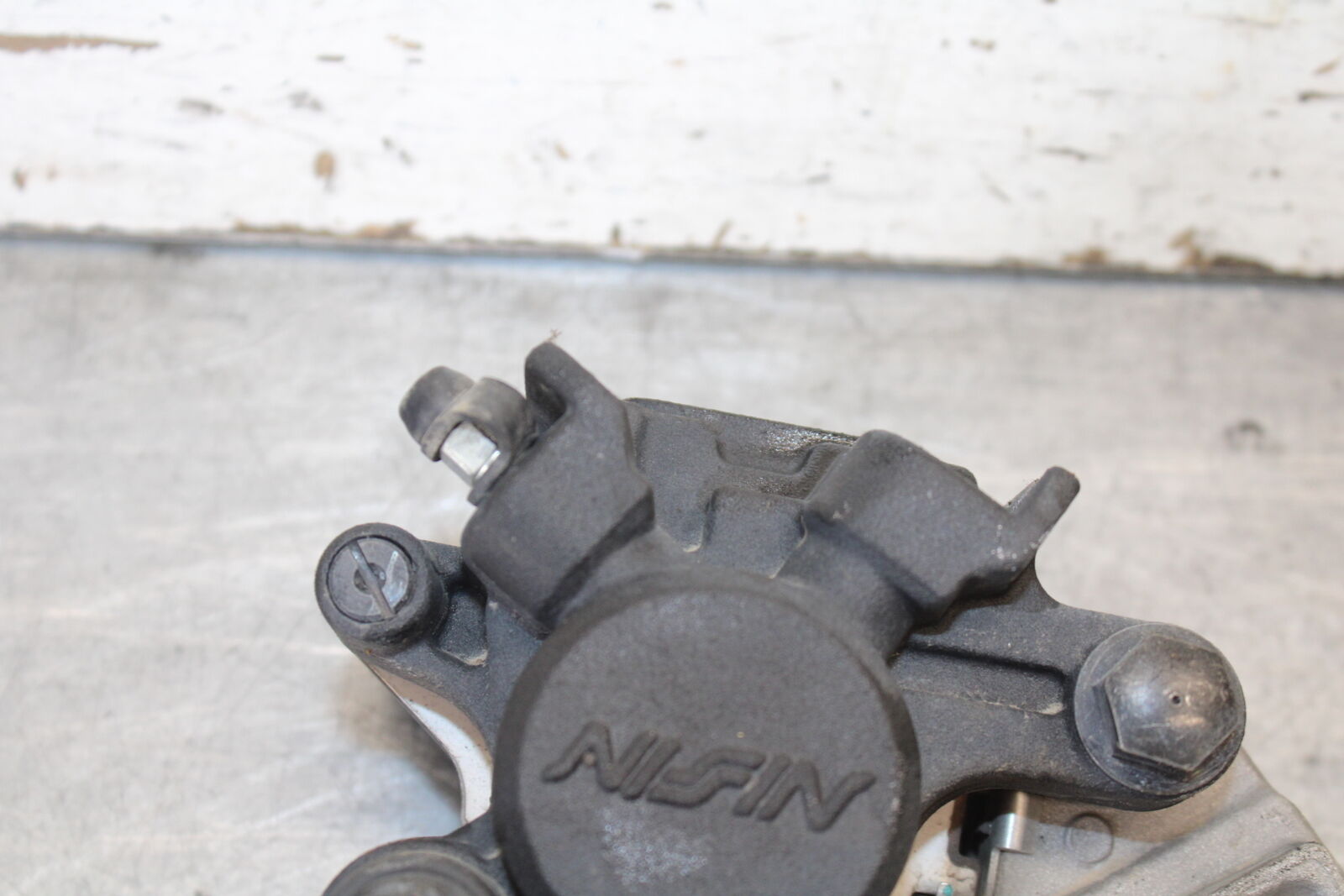 09-14 YAMAHA YZF R1 REAR BACK BRAKE CALIPER W MOUNT BRACKET BB696