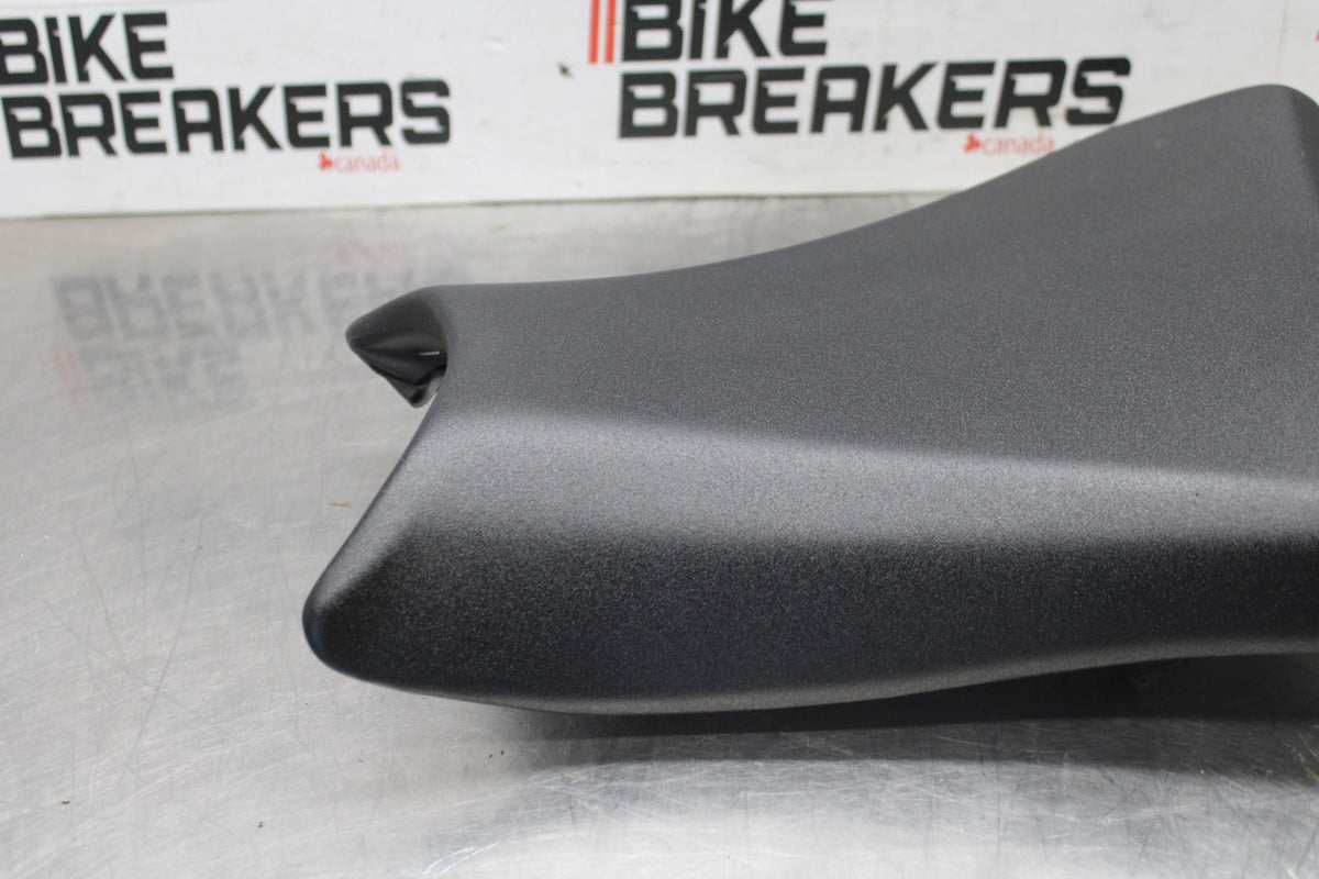 24-25 KAWASAKI NINJA ZX6R FRONT DRIVERS SEAT PAD SADDLE PILLION BB939