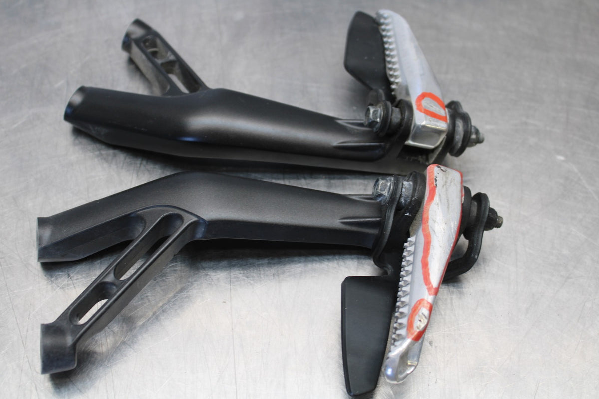 22-25 YAMAHA YZF R7 REAR BACK PASSENGER PEG SET PAIR BB182
