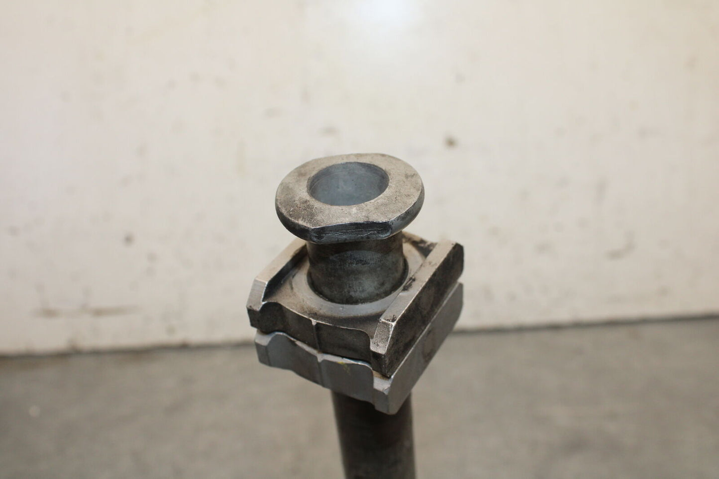 05-06 HONDA CBR600RR REAR AXLE BACK WHEEL RIM BOLT AXEL 42301-MEE-D00  BB689