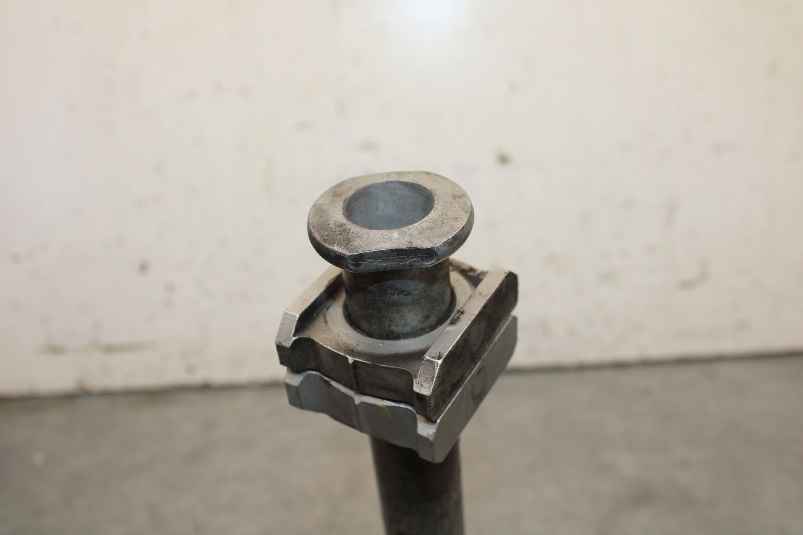 05-06 HONDA CBR600RR REAR AXLE BACK WHEEL RIM BOLT AXEL 42301-MEE-D00  BB689