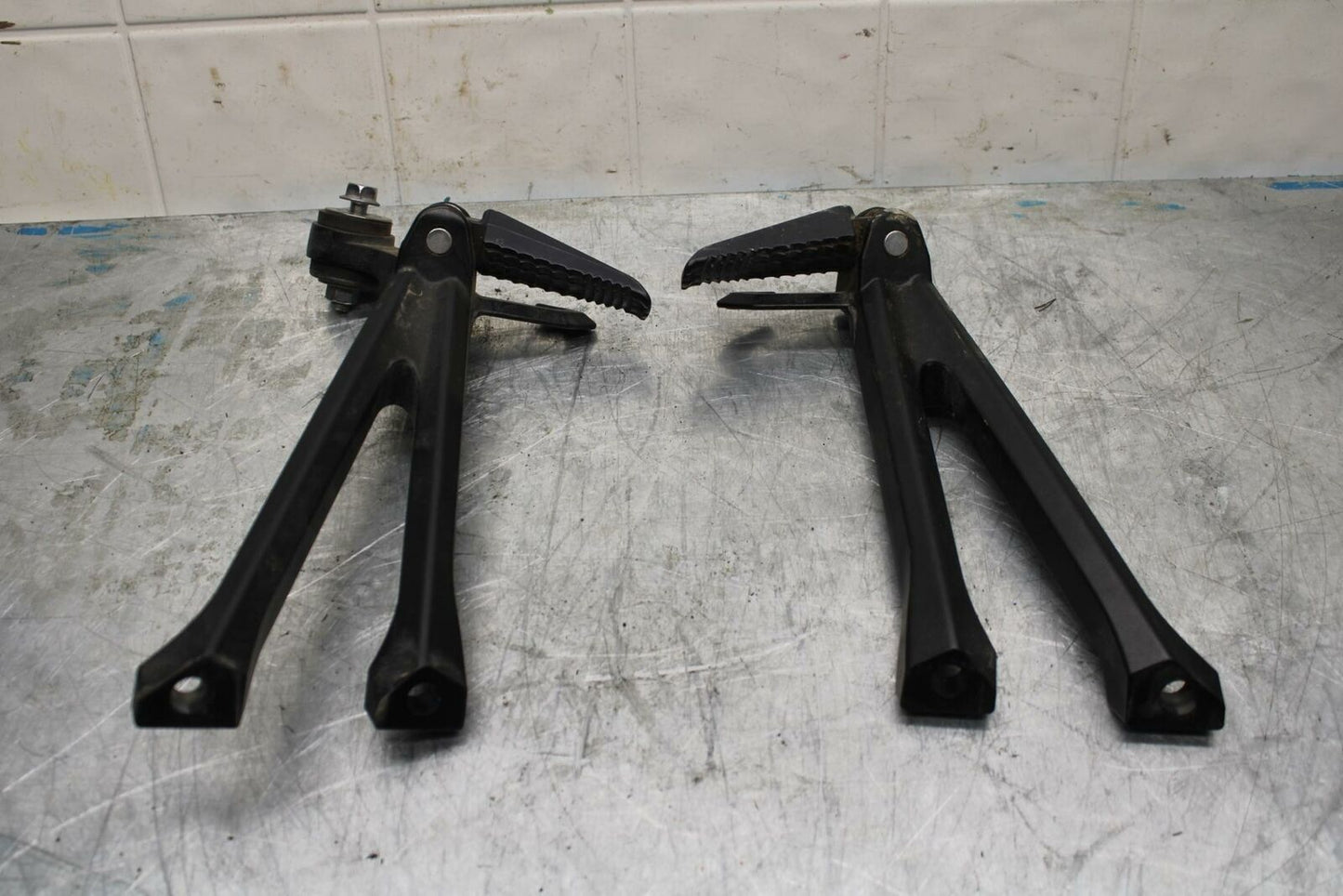 15-21 SUZUKI GSXR600 REAR BACK PASSENGER PEG SET PAIR BB418