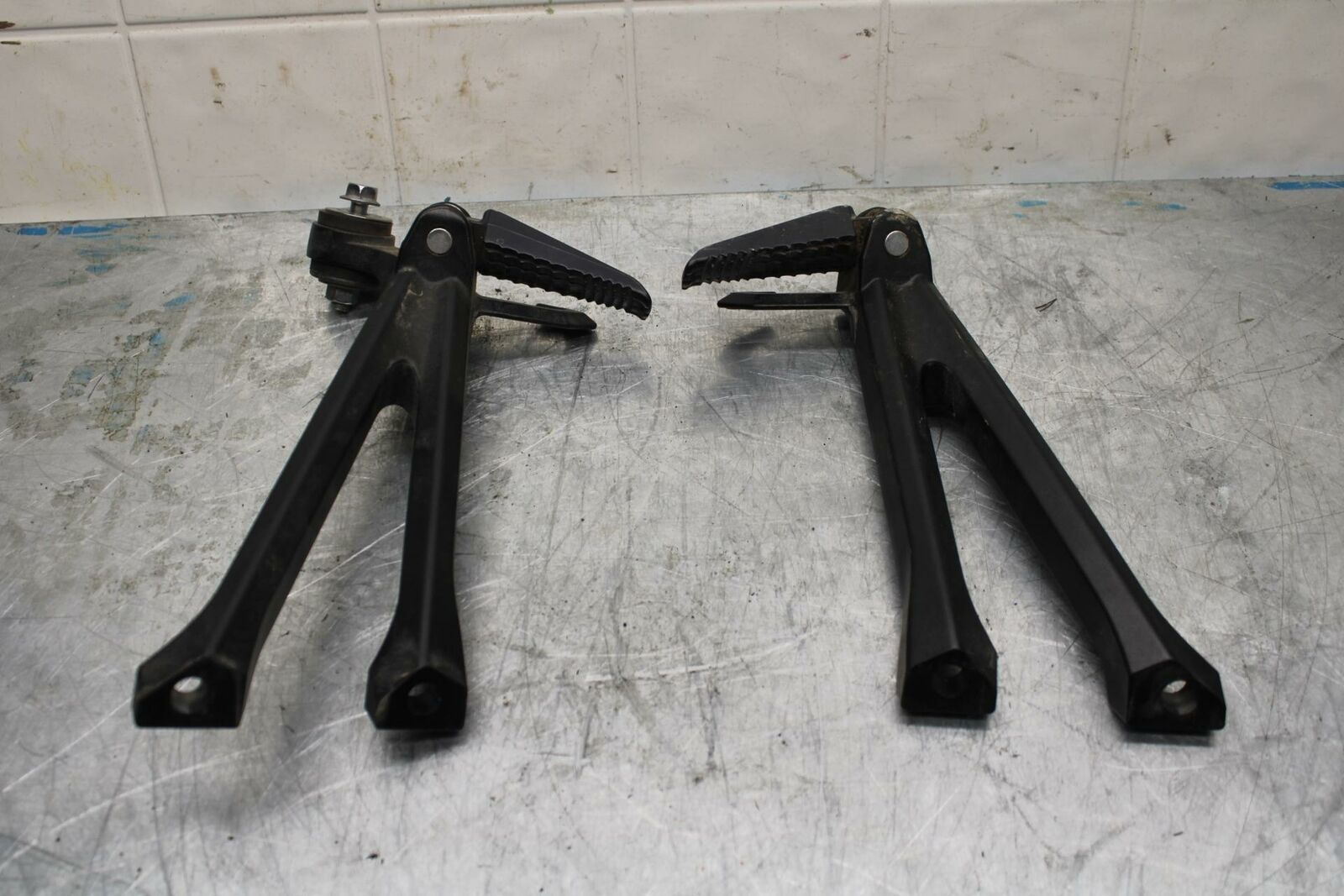 15-21 SUZUKI GSXR600 REAR BACK PASSENGER PEG SET PAIR BB418
