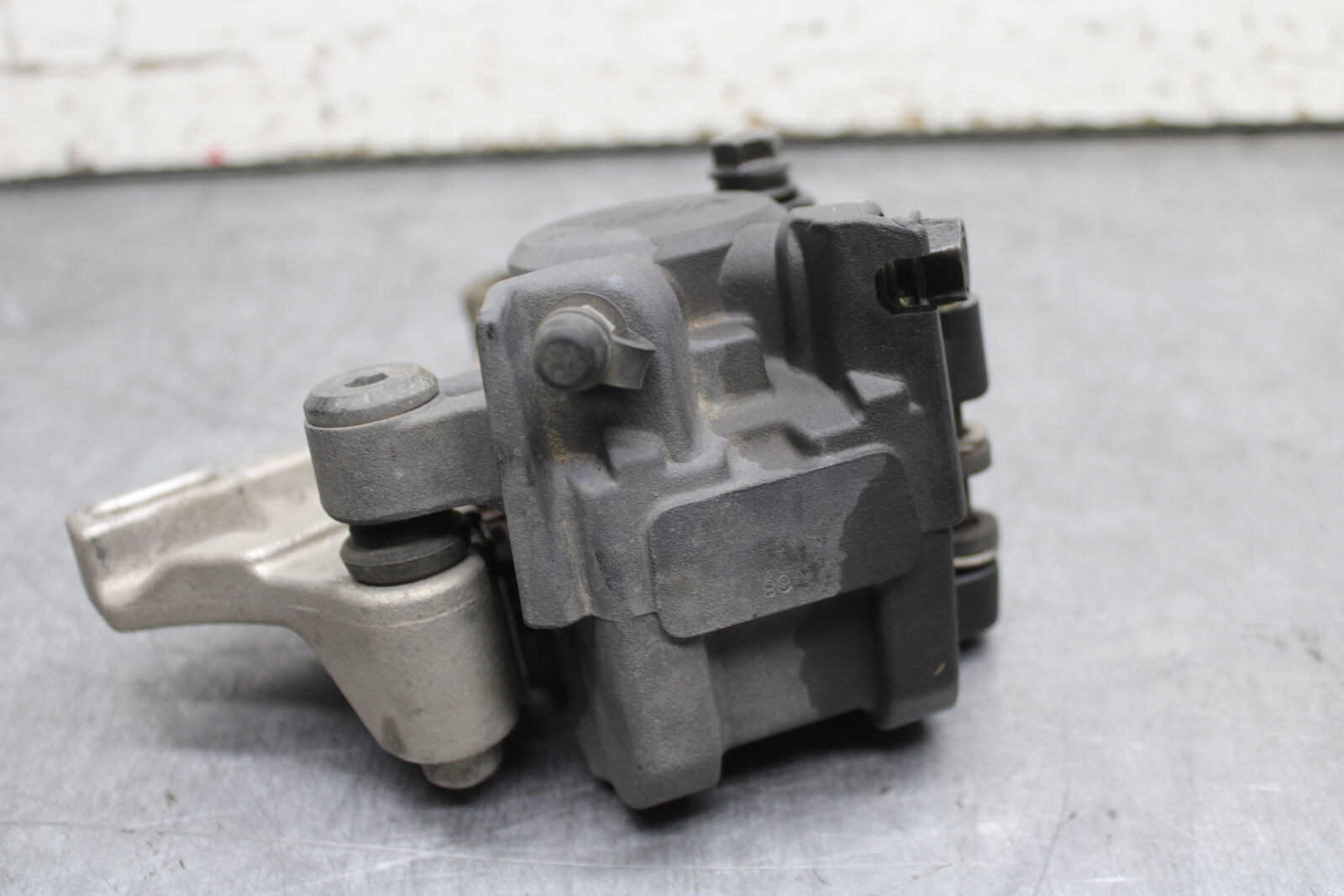 05-06 HONDA CBR600RR REAR BACK BRAKE CALIPER W MOUNT BRACKET BB727