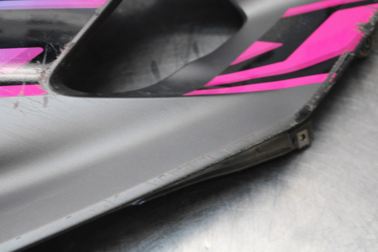 22-25 YAMAHA YZF R7 RIGHT MID UPPER SIDE FAIRING COWL BB182