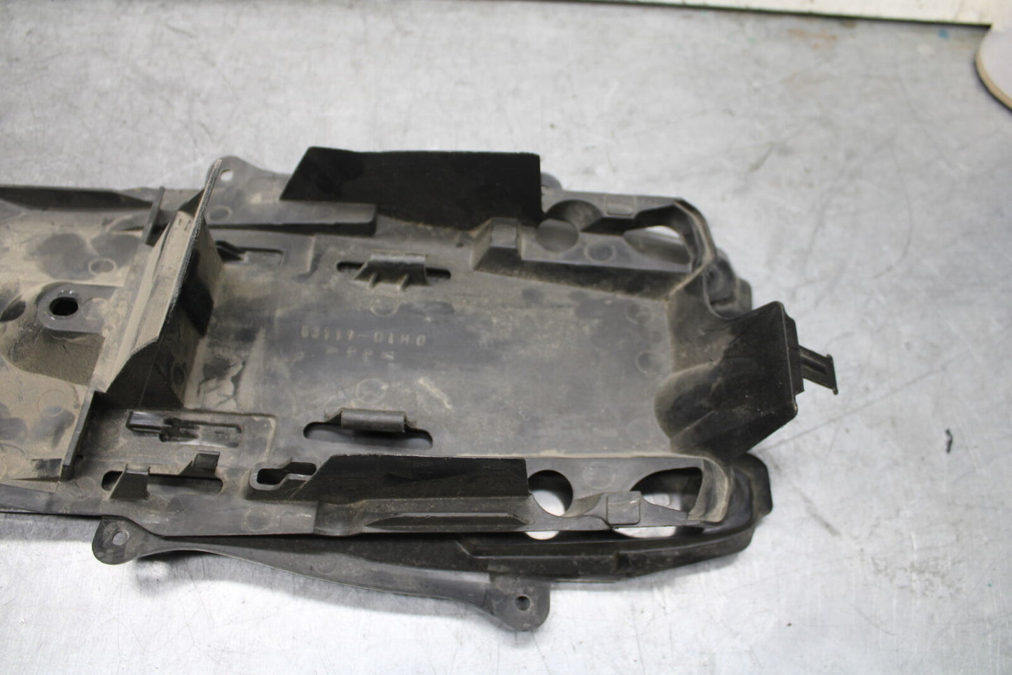 11-23 SUZUKI GSXR 750 REAR BACK TAIL UNDERTAIL BATTERY TRAY PLASTIC BB55