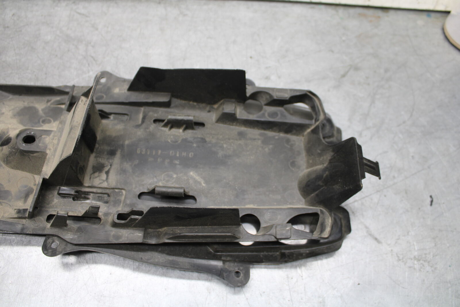 11-23 SUZUKI GSXR 750 REAR BACK TAIL UNDERTAIL BATTERY TRAY PLASTIC BB55