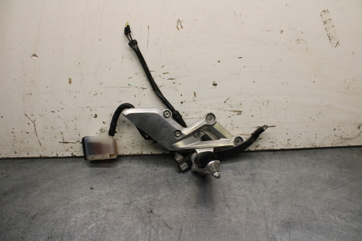 15-16 HONDA CB300F RIGHT REARSET REAR SET DRIVER FOOT PEG REST STOP BB740