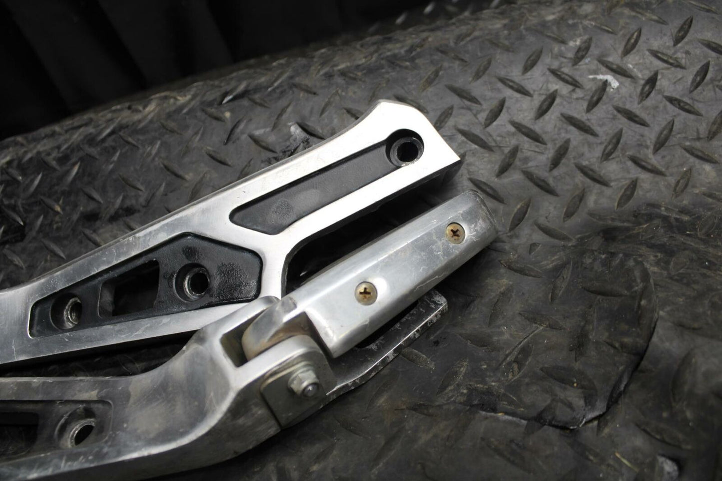 86 SUZUKI GS750ES REAR BACK PASSENGER PEG SET PAIR BB233