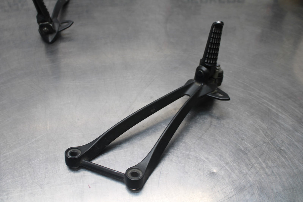 13-18 KAWASAKI NINJA ZX6R REAR BACK PASSENGER PEG SET PAIR BB735