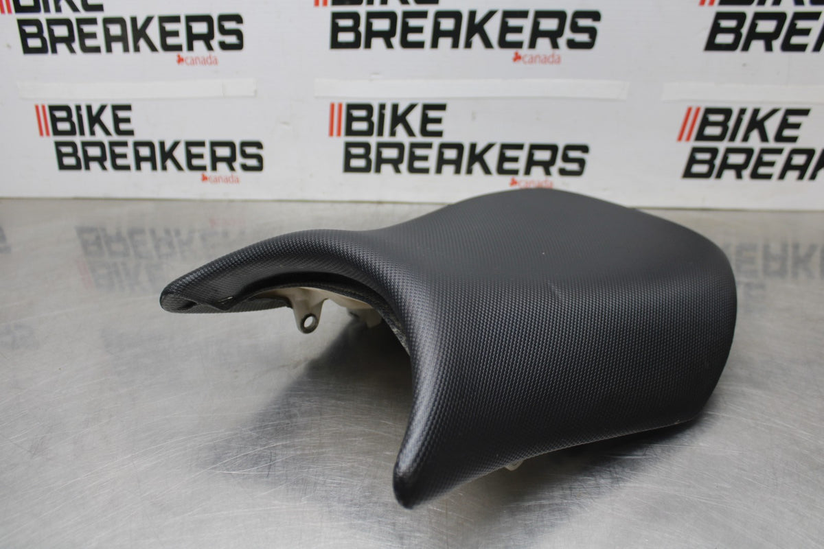 05-06 KAWASAKI NINJA ZX6R FRONT DRIVERS SEAT PAD SADDLE PILLION BB877
