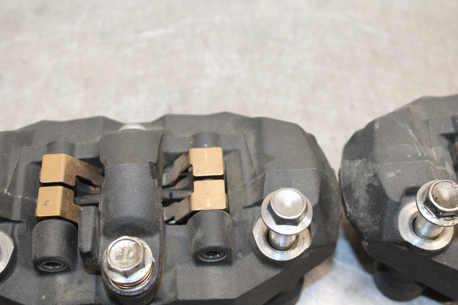09 SUZUKI GSXR600 RIGHT LEFT FRONT BRAKE CALIPER SET PAIR CALIPERS BB759