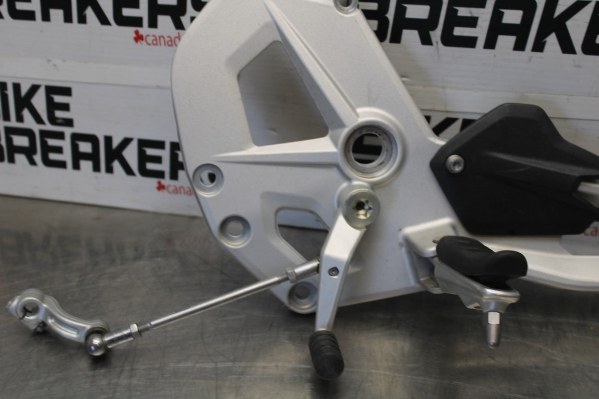 20-23 BMW F900R LEFT REARSET REAR SET FOOT PEG W SHIFTER BB923