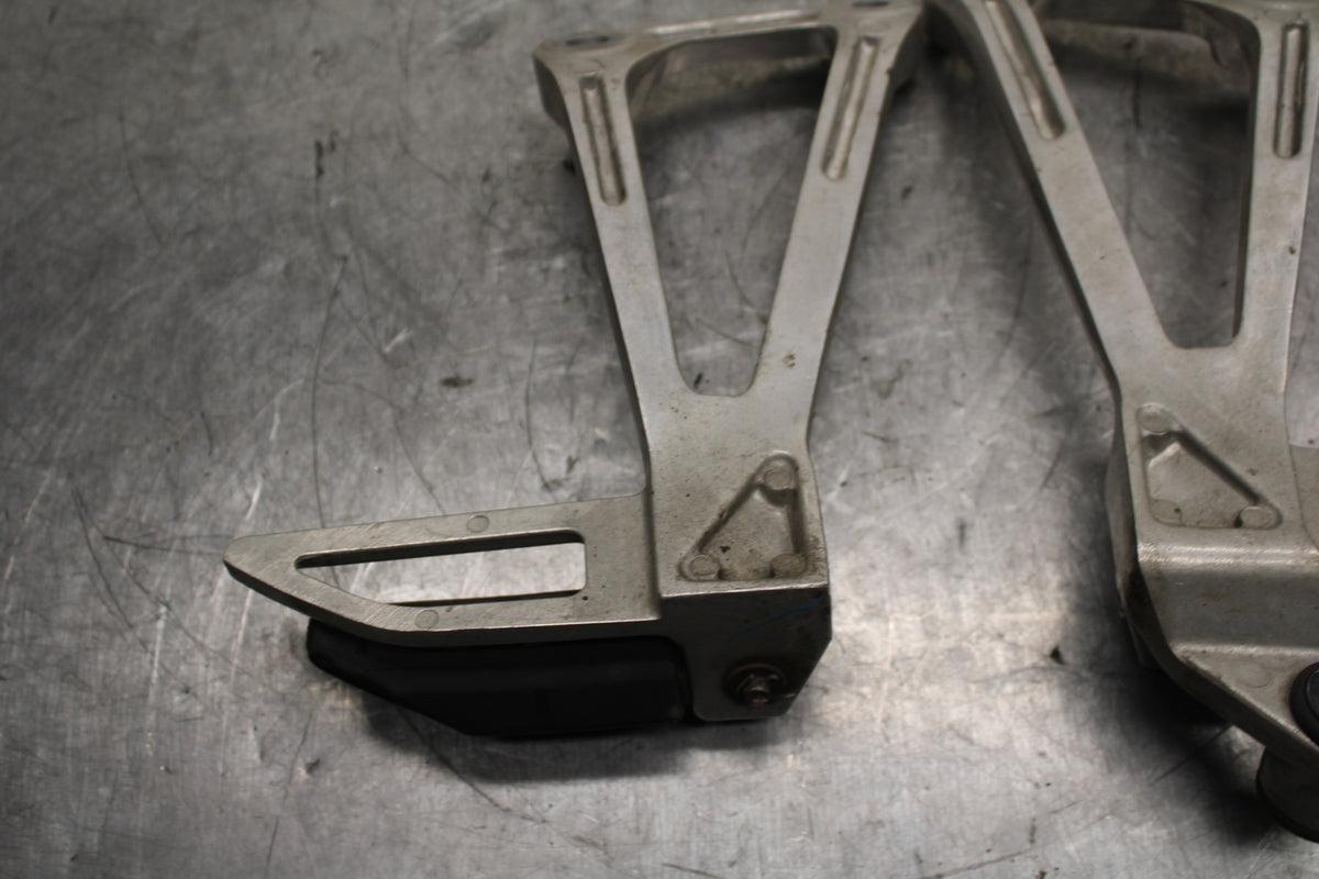 15-16 HONDA CB300F REAR BACK PASSENGER PEG SET PAIR BB740