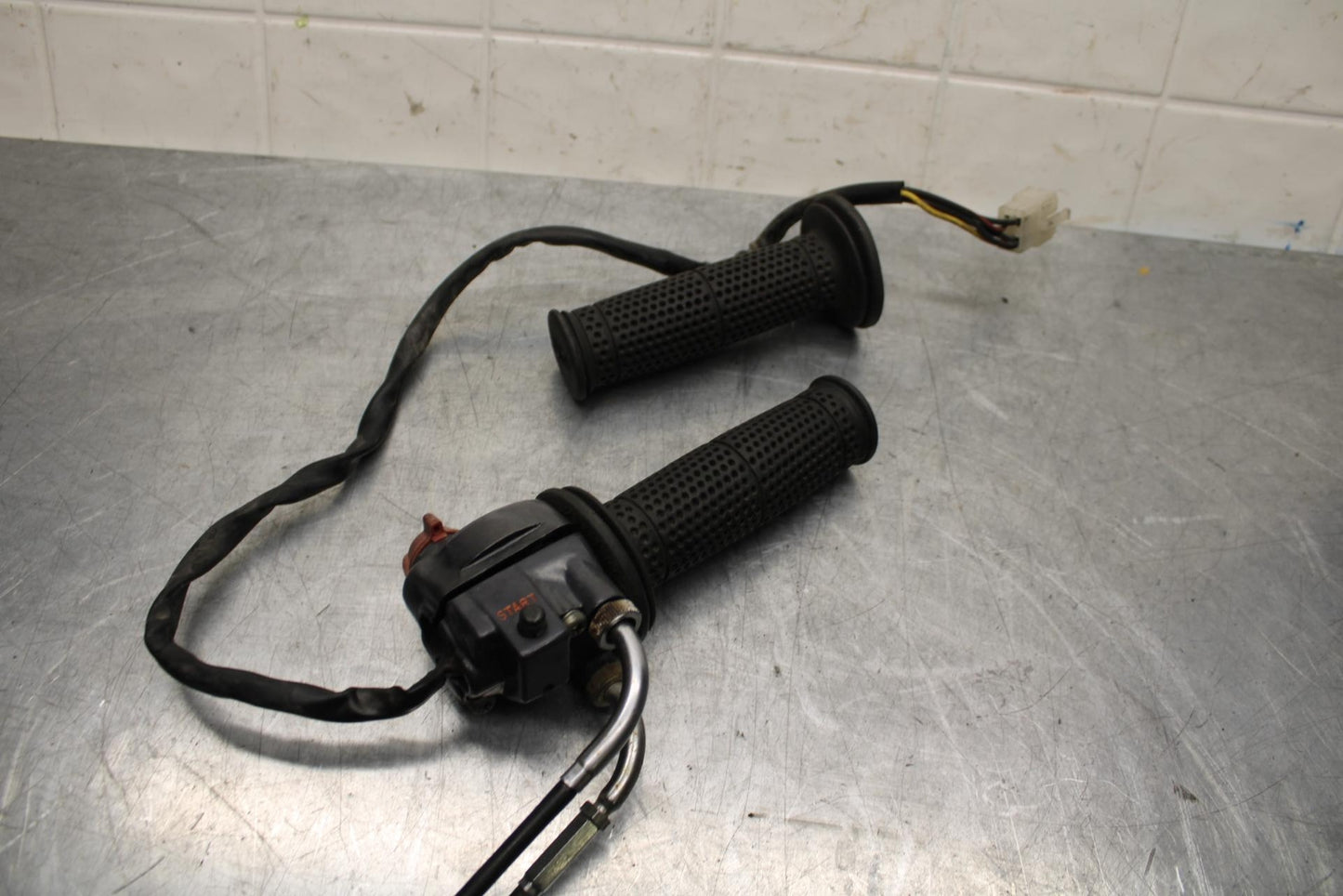 1977 Honda CB550K --- RIGHT CLIP ON HANDLE KILL OFF START SWITCH  BB592