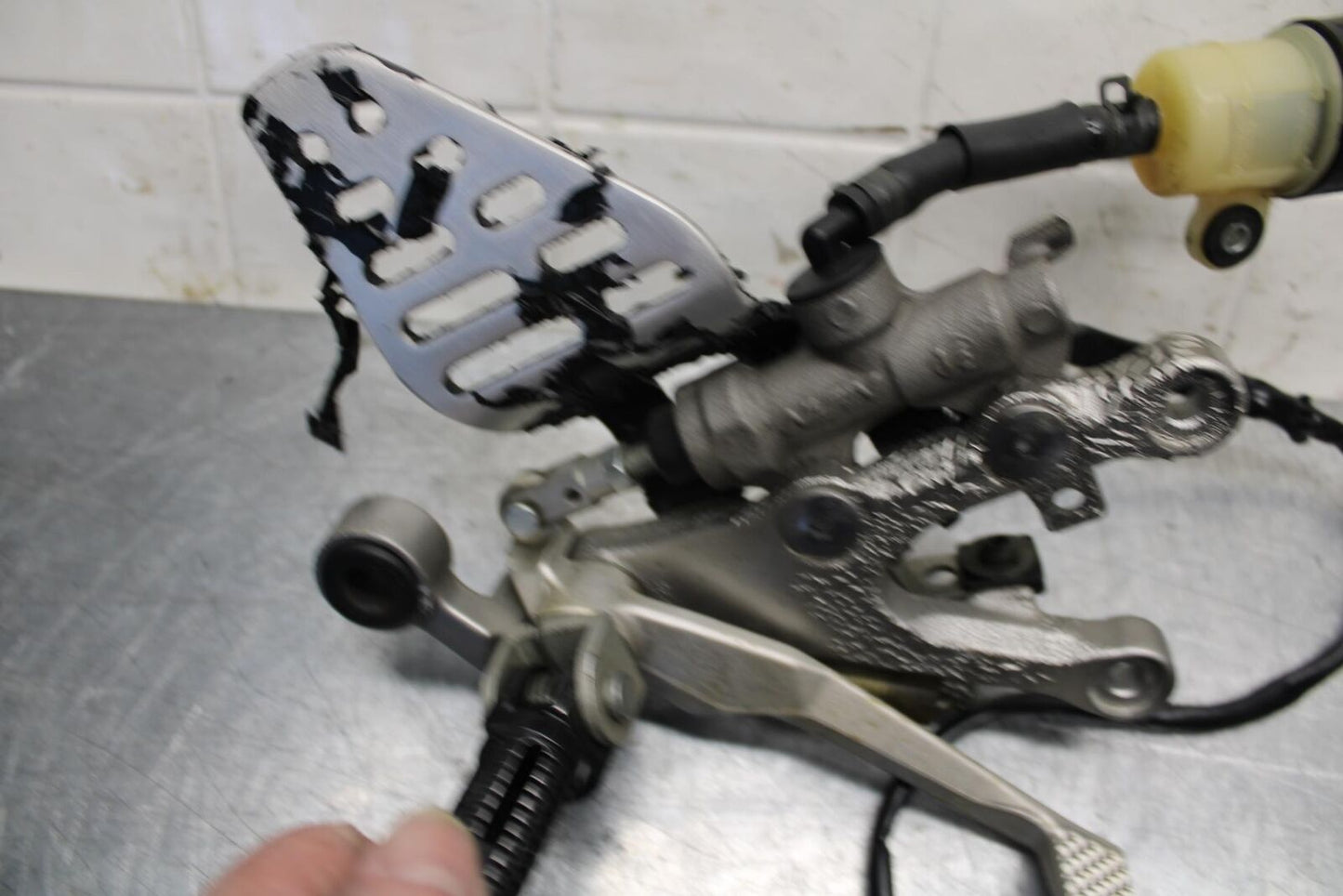 07 YAMAHA YZF R6 2c0 RIGHT REARSET REAR SET DRIVER FOOT PEG REST STOP BB75