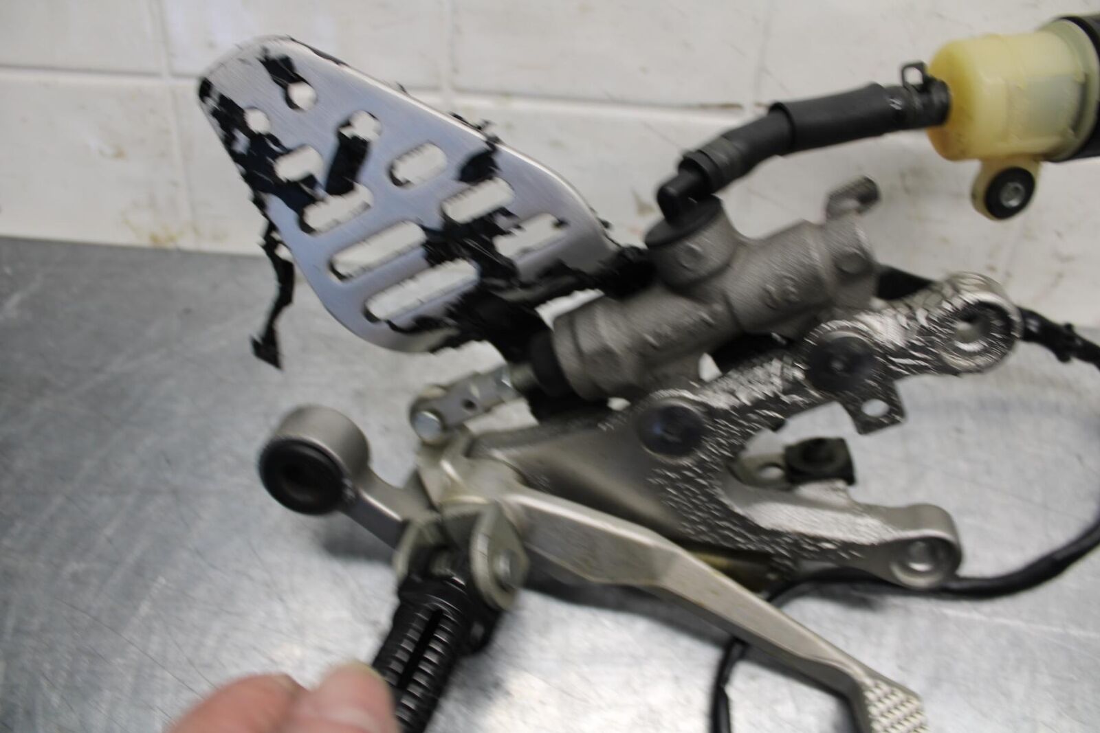 07 YAMAHA YZF R6 2c0 RIGHT REARSET REAR SET DRIVER FOOT PEG REST STOP BB75