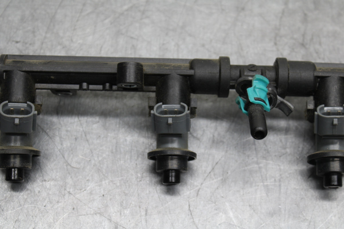 12-16 HONDA CBR1000RR SECONDARY FUEL INJECTORS TOP AIRBOX GAS RAIL BB114