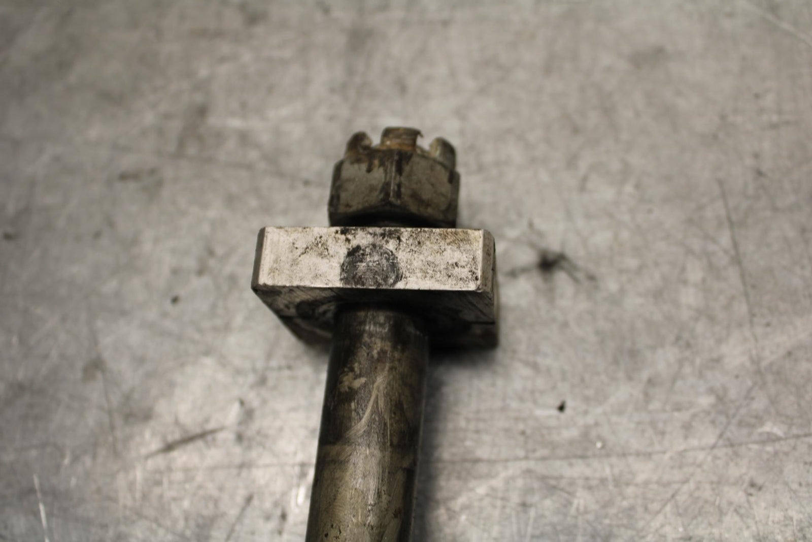 17 KAWASAKI Z900 ZR900 REAR AXLE BACK WHEEL RIM PIVOT BOLT AXEL BB549