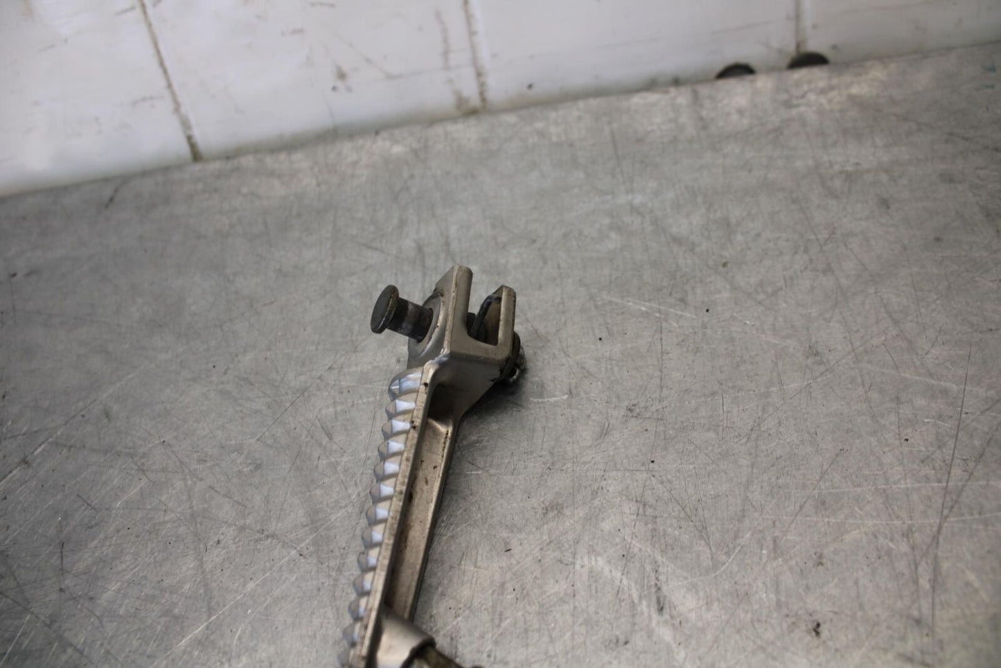 07-08 YAMAHA YZF R1 RIGHT FRONT FOOT REST PEG STEP BB439