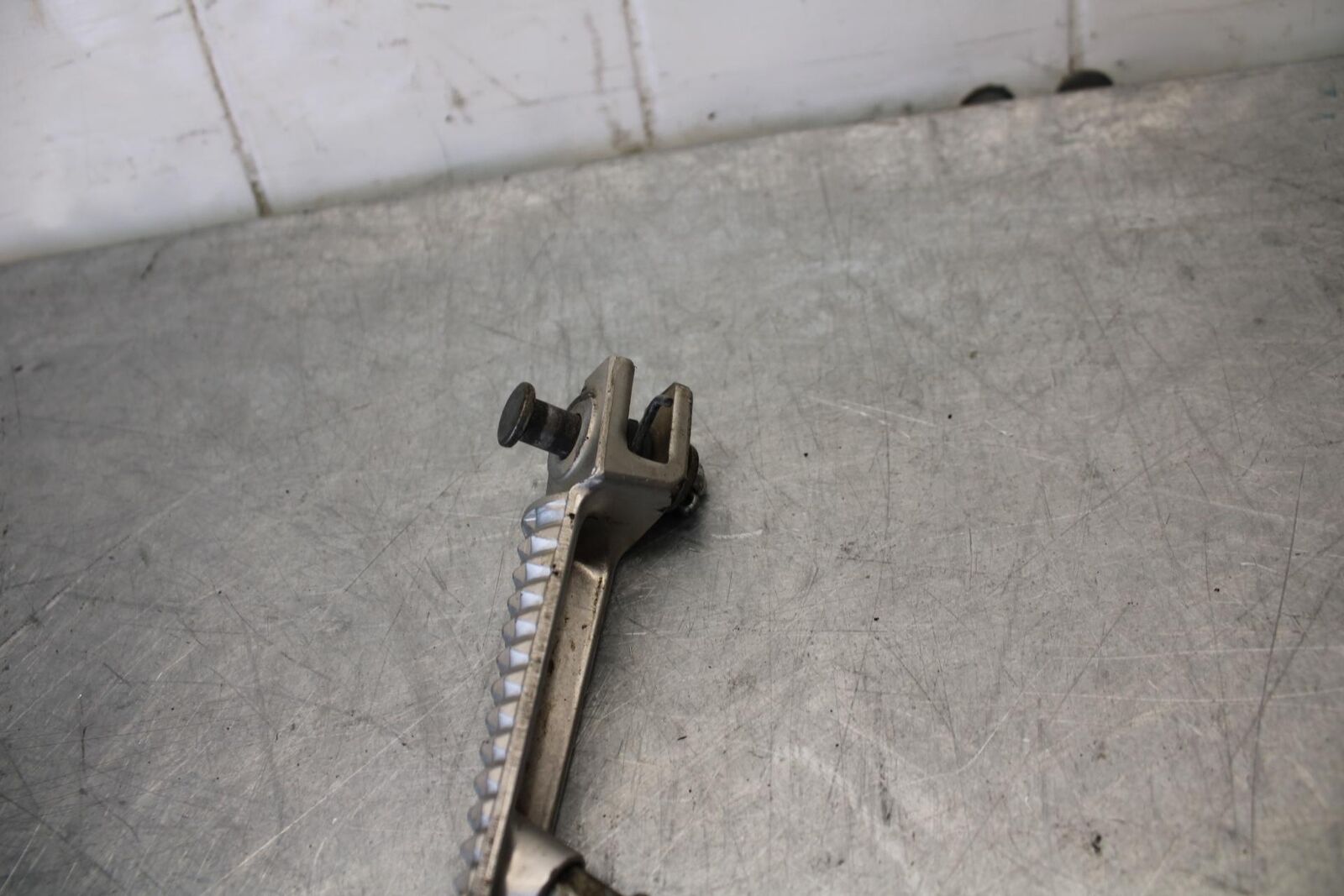 07-08 YAMAHA YZF R1 RIGHT FRONT FOOT REST PEG STEP BB439