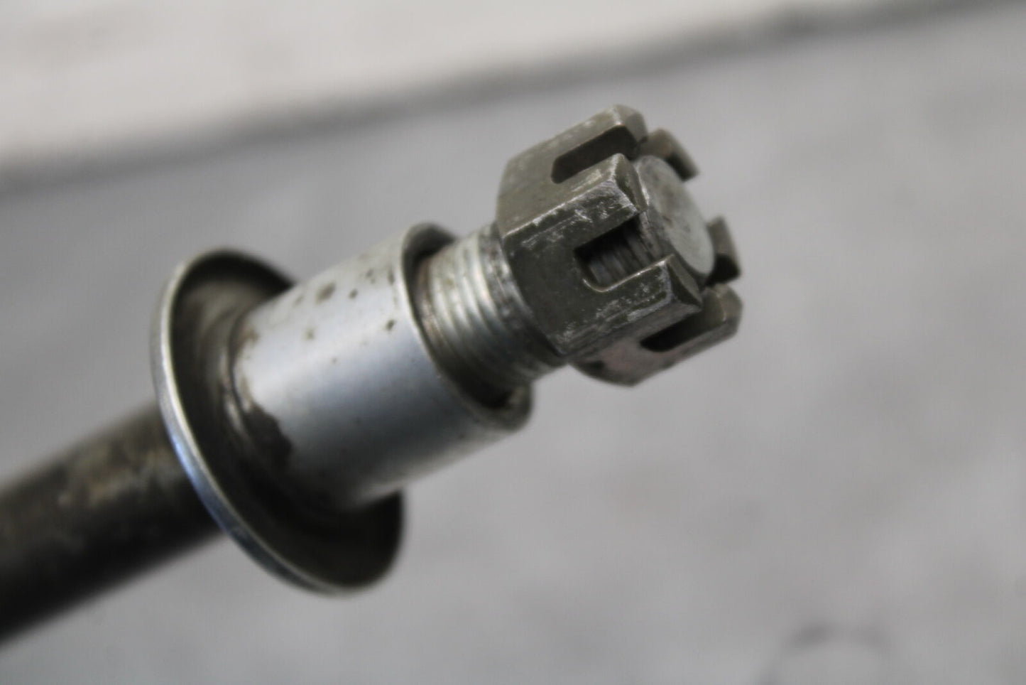 05-06 SUZUKI BOULEVARD M50 REAR AXLE BACK WHEEL RIM PIVOT BOLT AXEL BB671