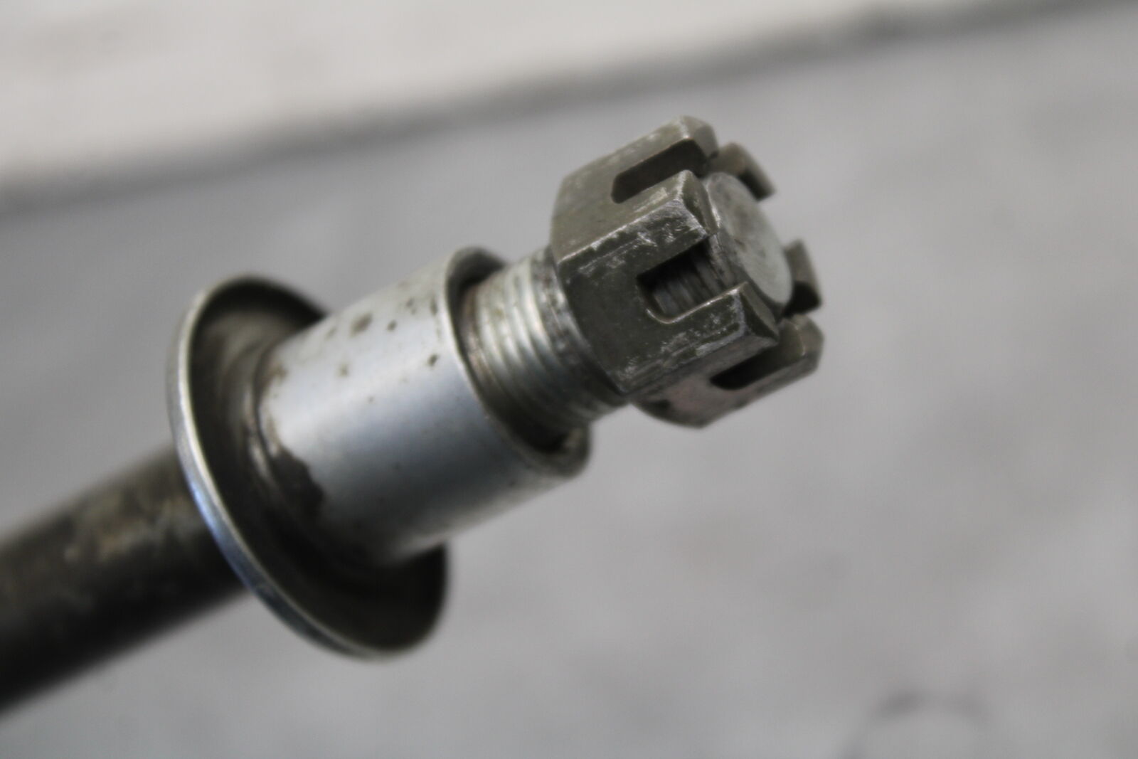 05-06 SUZUKI BOULEVARD M50 REAR AXLE BACK WHEEL RIM PIVOT BOLT AXEL BB671