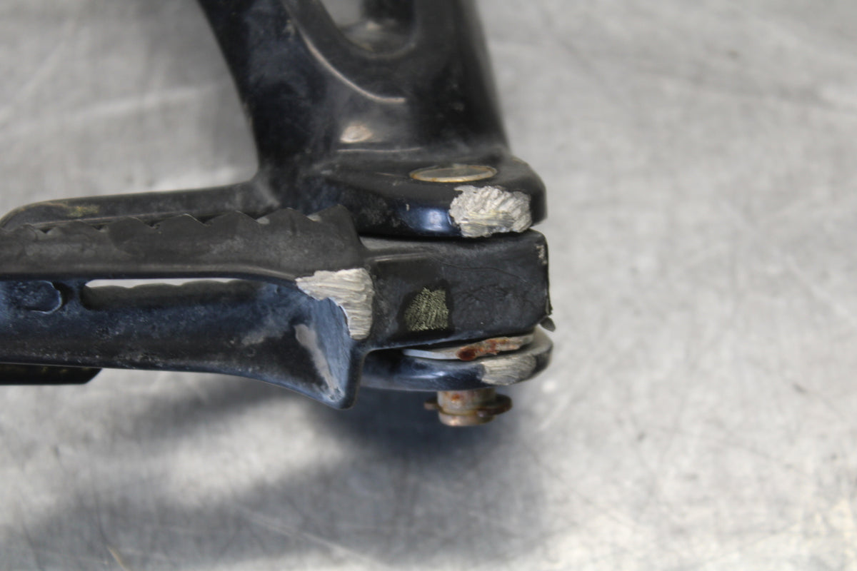 06-07 SUZUKI GSXR 600 REAR BACK PASSENGER PEG SET PAIR BB694