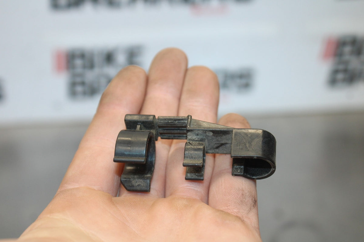 05 YAMAHA YZF R6 FUEL HOSE GAS LINE CLIP BB894
