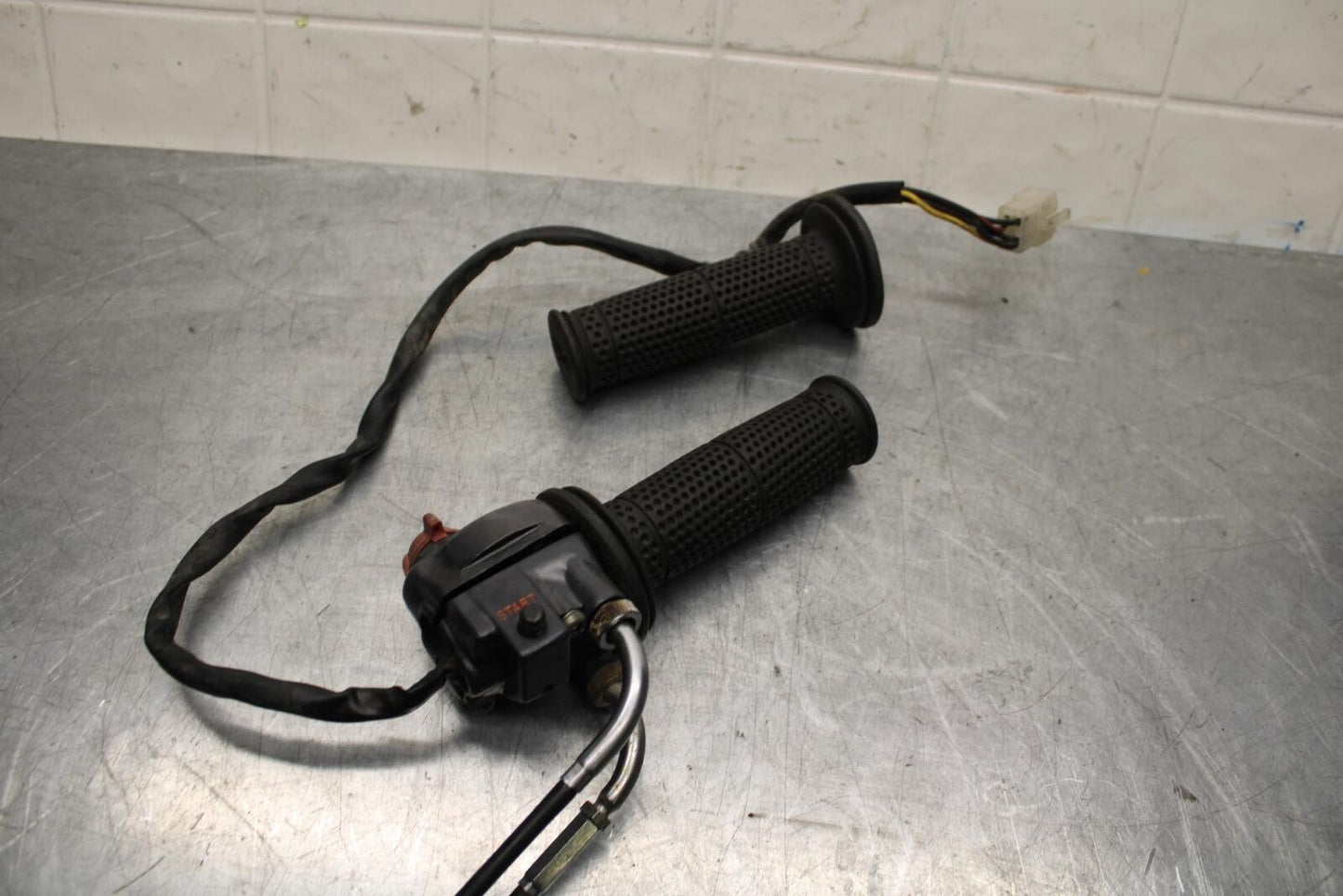 1977 Honda CB550K --- RIGHT CLIP ON HANDLE KILL OFF START SWITCH  BB592