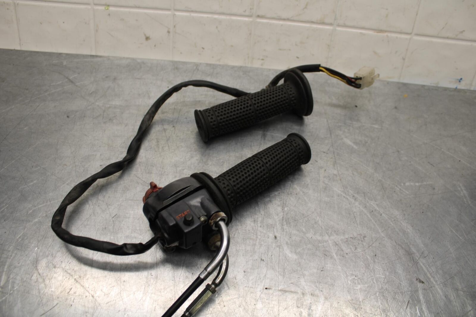 1977 Honda CB550K --- RIGHT CLIP ON HANDLE KILL OFF START SWITCH  BB592