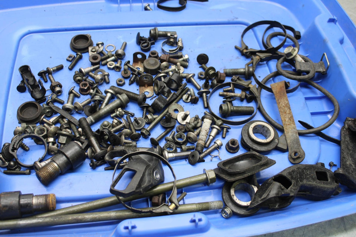05 YAMAHA YZF R6S MISCELLANEOUS MOUNTING BOLTS HARDWARE MOTOR SCREWS BB95
