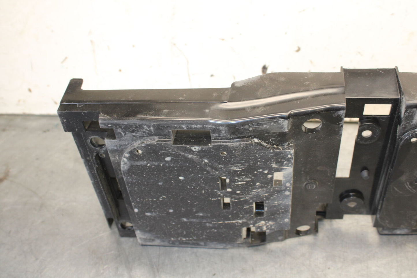 08-16 YAMAHA YZF R6 REAR BACK TAIL UNDERTAIL BATTERY TRAY PLASTIC OEM BB665