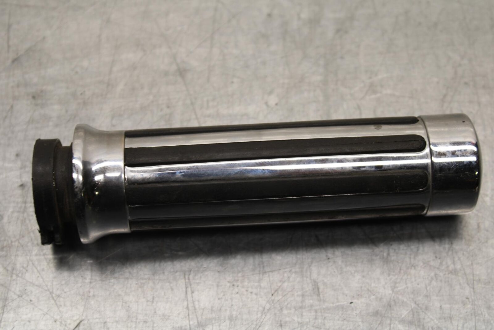 2004 Suzuki Intruder 1500 VL1500 RIGHT THROTTLE GRIP BB573